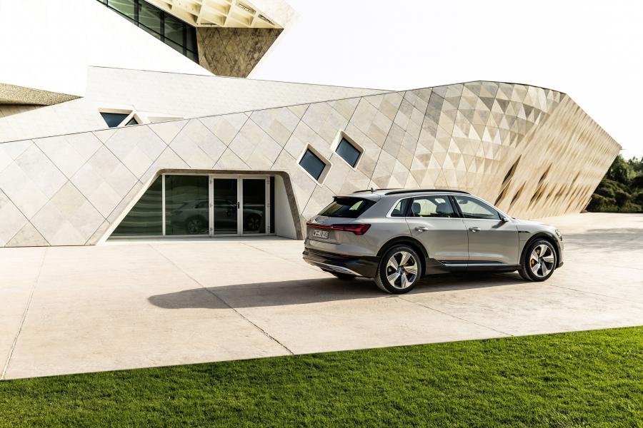  Audi e-tron 55 Quattro 2019 года  (WW) (фото 80 из 452)